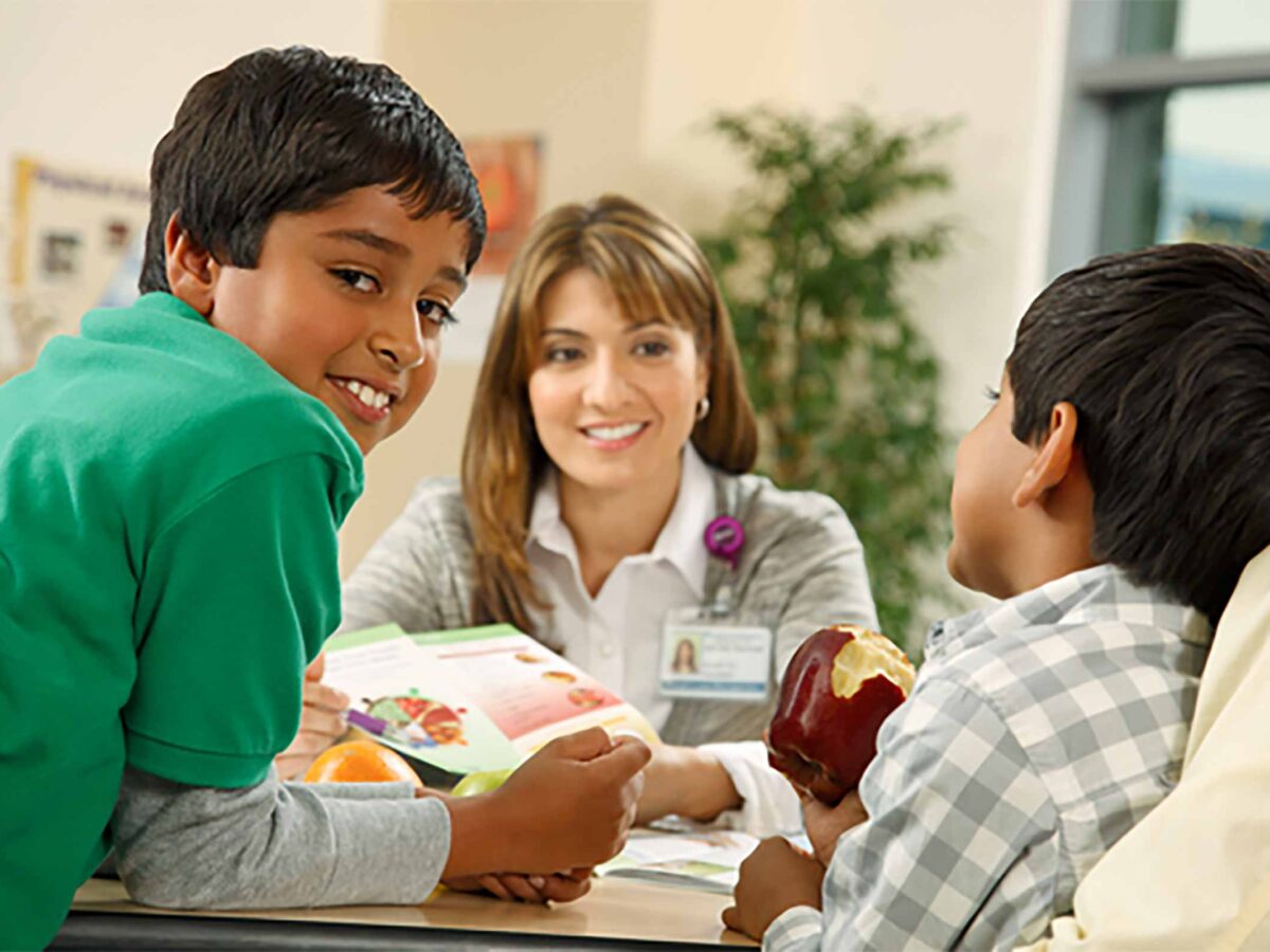 Kaiser Employee Interacting With Two Children.